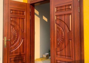 Cửa thép vân gỗ giá rẻ tại Bình Dương - Cam kết đạt chuẩn chất lượng