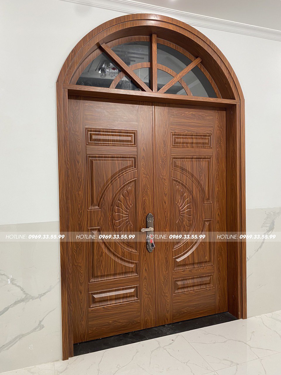 Cửa thép vân gỗ 2 cánh đều cho căn hộ chung cư ở Bình Dương